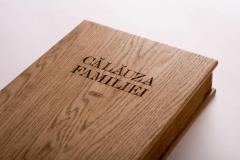 Cutie din lemn de stejar pentru cartea „Calauza Familiei”