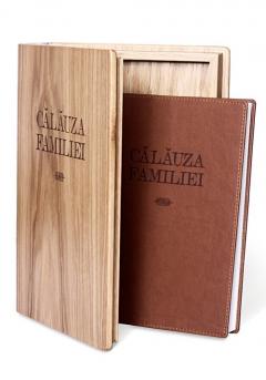 Cutie din lemn de stejar pentru cartea „Calauza Familiei”