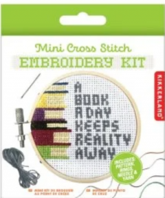 Kit cusut semne de carte - A book a day keeps reality away